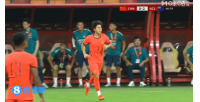 国足继续换人，王庚睿替补登场，换下刘洋